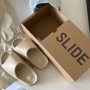 Yeezy Slides - Never Worn - Size 6 / EU 39